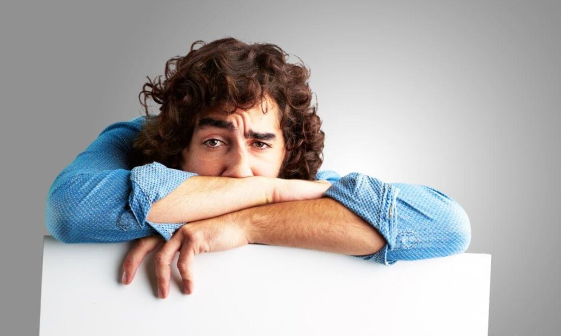 Un homme atteint de prostatite